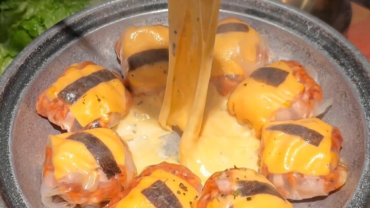 พนักงานเสิร์ฟบอกว่าอาหารจานนี้ถ่ายวิดีโอแล้วดูดี ให้ฉันถ่ายไว้เลย...