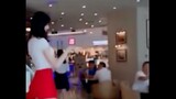 Hai cô gái trẻ bất mãn khiêu vũ trong trung tâm mua sắm
