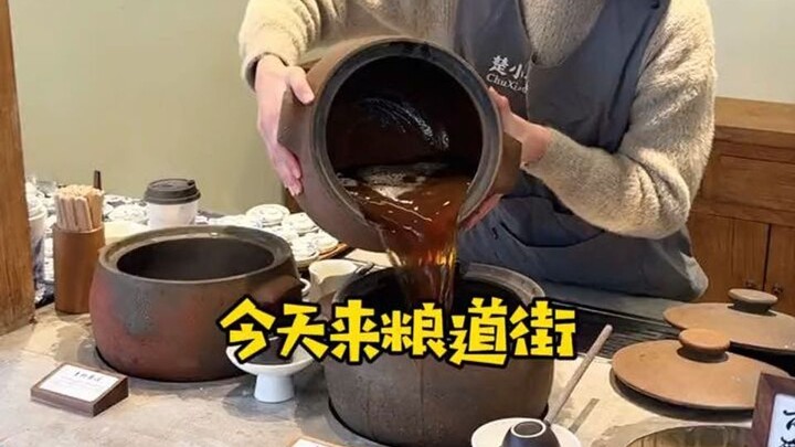 I always have to get this cup of milk tea—only 15.9 yuan, and it even comes with a cute little teapo