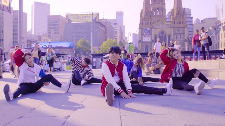 เต้นคัฟเวอร์เพลง CROWN ของ TXT บนท้องถนนเมลเบิร์น [AO CREW - ออสเตรเลีย]