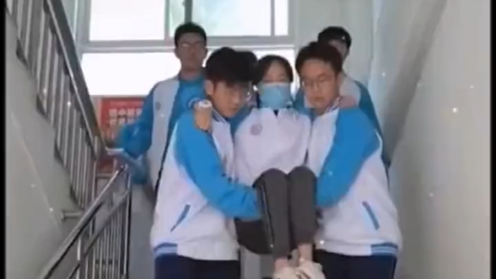 Tình bạn thời học trò này thật quý giá biết bao, mấy cậu chàng này ấm áp quá!