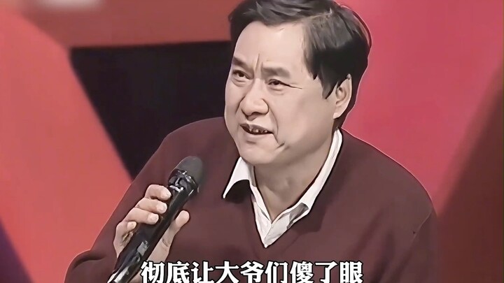 عجوز بعمر 50 عامًا تشبه اللوليتا تتقدّم للتعارف من أجل الحب، وتتودّد بأسلوب مُدلِّل وصوت مُصطنع، فتن