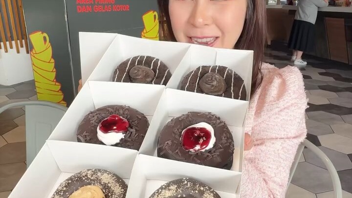 Biasanya blackfores cake tapi ini donat, mari kta cobain yuk gimana rasanya..