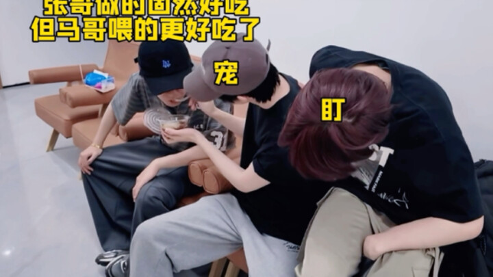 The more you coax this little Hehe, the cuter she gets!