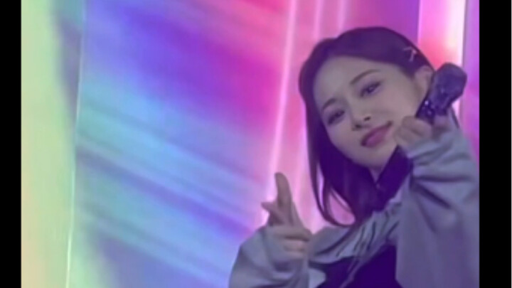 Bukan, wajah Zhou Ziyu itu kok kecil banget??