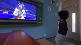 [Vlog thiên tài nội trú trung học] Đến lớp xem trực tiếp lúc 4 giờ sáng? Bàn tay to của bảo vệ! Đây 