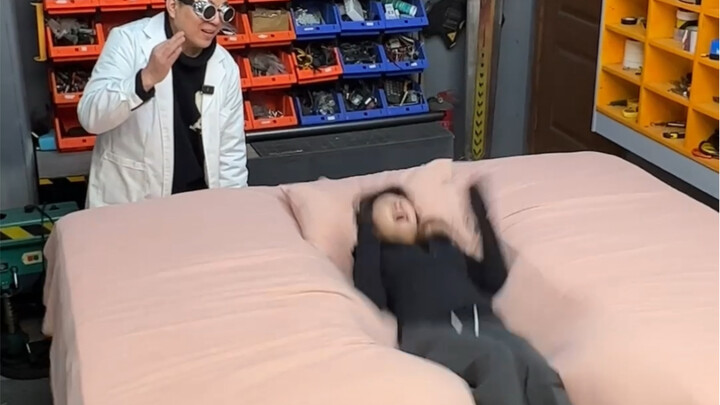 Wang Xiaoyu comes to experience the one-ton earthquake bed