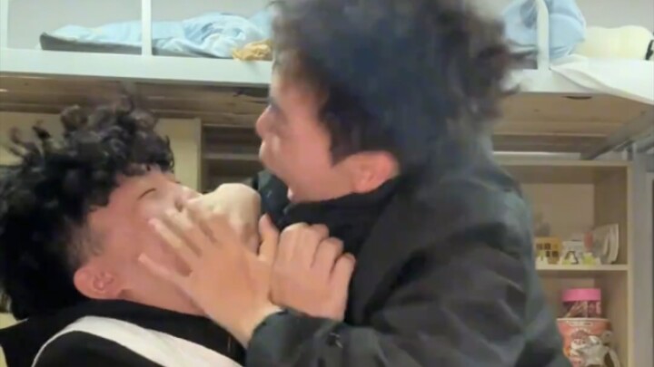 Bu, lain kali kirim lebih banyak ya, kan Ibu punya enam anak laki-laki!