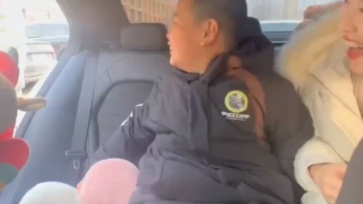 Sang kakak mengajak teman-teman sekantornya untuk berkaraoke, dan raut wajah sang adik pun menjadi c