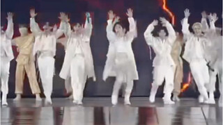 Cui Bo changed the choreography on Unforgettable Tonight over the years...none of them were repeated
