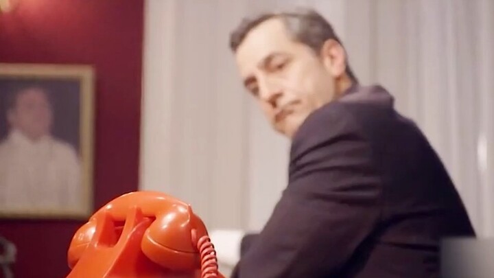 في أول يوم عمل للرئيس الجديد، قام بتدمير الدولة المجاورة.