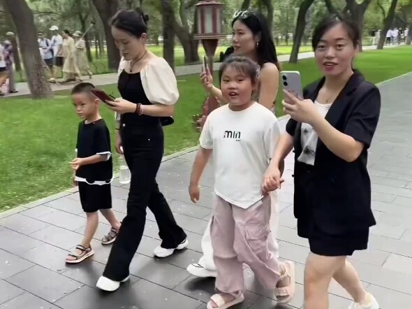 Roommate's Reaction After Putting on a Mask to Prank People