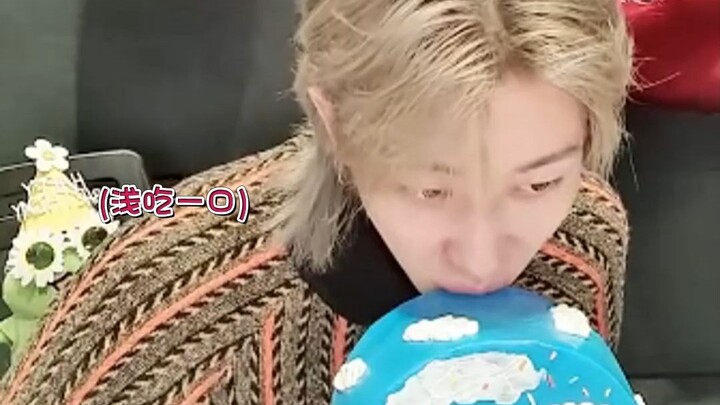 Môi xanh ngắt sau khi cắn miếng bánh màu của Seo Myung-ho, thật là quá mức luôn!