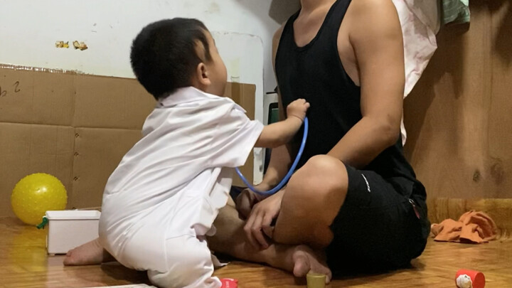 Bé giúp bố đi khám, bác sĩ bảo không còn cách nào cứu được nữa, bé sợ quá!