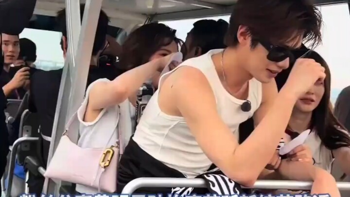 “It’s fine—several of the older sisters are already married, but Huang Minghao isn’t,” fans shared s