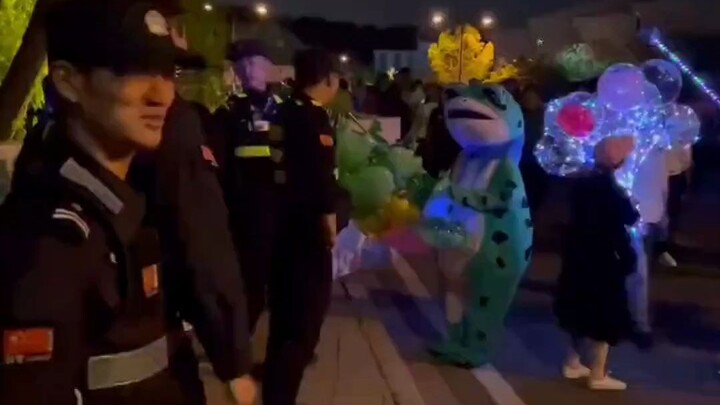 ตำรวจหนุ่มเล่นกับตุ๊กตาคางคกจนตุ๊กตาทำอะไรไม่ถูก…ชาวเน็ตบอก: ช่างซนและกลมกลืนจริงๆ!