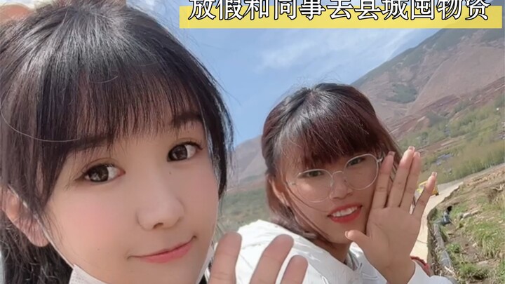 Được nghỉ một ngày, chuẩn bị cùng đồng nghiệp xuống huyện lớn mua sắm và nhận hàng. Gần đây học sinh