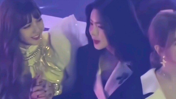 Lisa看见裴珠泫的样子好像在演我