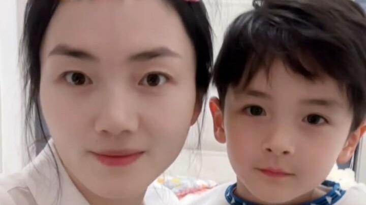 Anakku ganteng dan hangat—aku benar-benar terlalu bahagia!