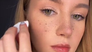 Demi mencapai tampilan bintik-bintik alami yang lebih natural, orang asing mulai membuat semprotan b