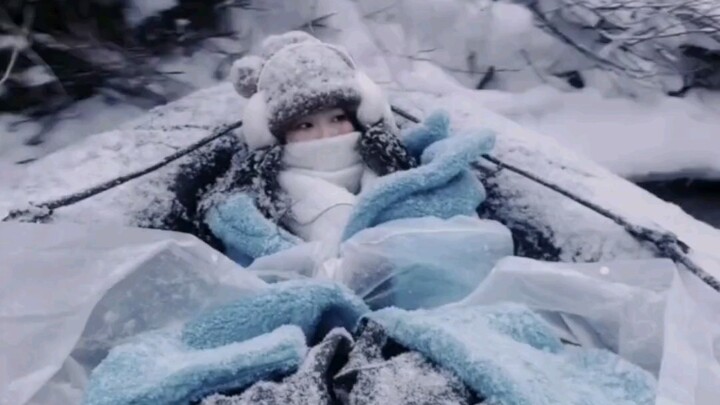 “Tiểu khoai tây miền Nam” đi trượt thác băng tuyết ở Trường Bạch Sơn, mặt mũi buồn bã như chẳng còn 