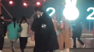 许凯你比星光美丽剧组玩滑板路透,哈哈哈怎么那么可爱