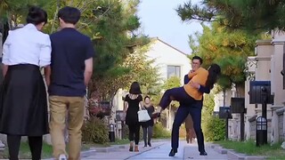 Bagaimana kau menggendongku masuk, bagaimana kau menggendongku keluar dalam perceraian
