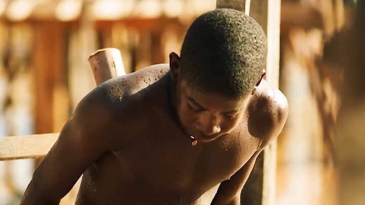 صبي يعثر بالصدفة على محفظة من علامة تجارية شهيرة، لكنه لم يتوقع أنّها تخبئ عشرات الملايين بداخلها!