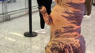 بالطبع، في عيني الشخص الاجتماعي، الآخرون مجرد هواء...