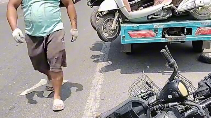 Mức độ sức mạnh của anh chàng nâng xe điện bằng tay không #tậpthểhình #sứcmạnh #cơbắpmỡ