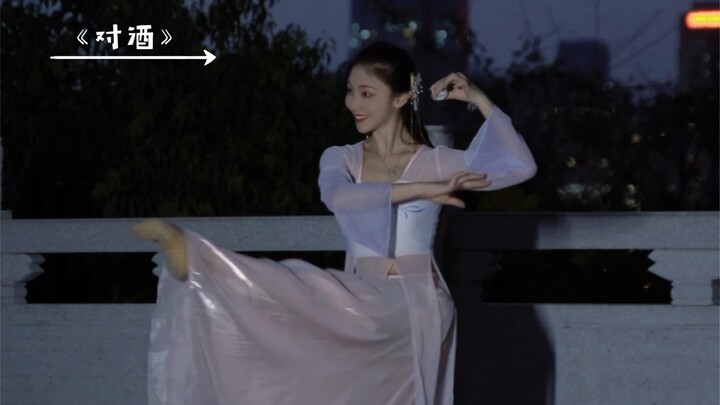 Bersama aku, angkat gelas di bar!