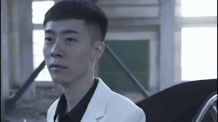 มีดแมเชเต้ตัดดอกกุหลาบสีแดง ฉันจะเลือกใคร? ไม่จำเป็นต้องพูด