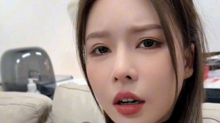 Saya meminta izin cuti kepada bos, ternyata dia malah menyuruh saya memanggilnya istri??