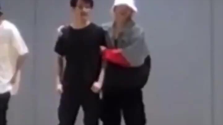 Adik bunga sakura Li Mark memanggil YUTA dengan suara imut~ Aku bisa mendengarnya 100 kali