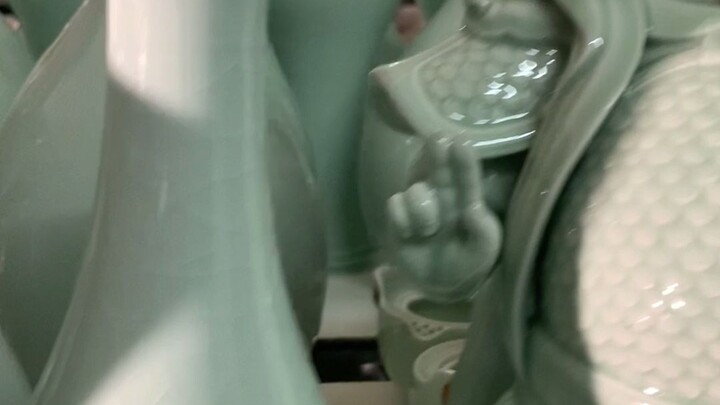 The crackle sound of Ru porcelain is like a wind chime—this is the real sound, not dubbed in.