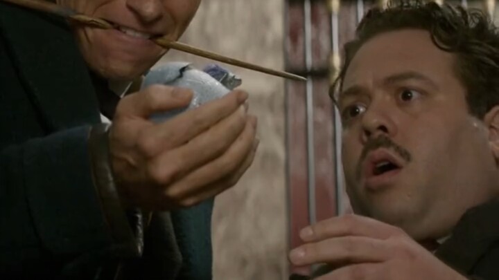 Jacob: My iron wand can cast “Gobblegook” 6,000 times per minute. #FantasticBeasts #Jacob