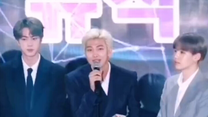 ตอนที่คิม นัมจุนเรียกชื่อ หน้าตาของทุกคนฮ่าๆ ไมค์ร้อนจนลวกปาก