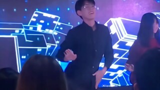『赵一博』公司年会上跳女团舞的公主