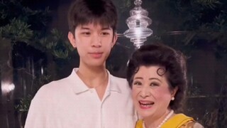 العمة الثرية من تايلاند تشارك فيديو لحفيدها الوديع، وتتمنى أن يحظى بإعجاب الجميع، وتحذر من أن تراه G