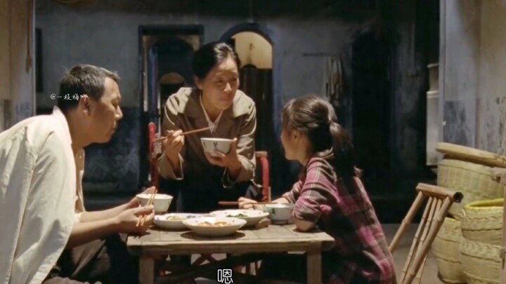 จากเรื่องจริง พ่อและแม่ของเธอพิการทั้งคู่ และเธอต้องแบกรับภาระครอบครัวทั้งหมด