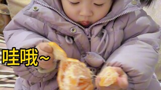 不得了了，芽崽会剥橘子啦