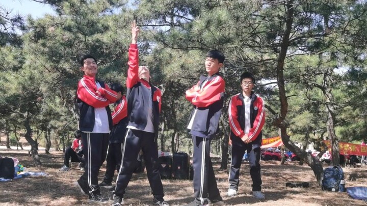 Đi bộ đường dài • Chỉ vì bạn quá đẹp   Lớp 13, khối 10, Trường Trung học Thực nghiệm thành phố Phụ T