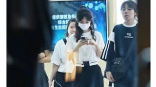 站子拍摄的杨紫0530时尚芭莎活动结束后跟粉丝挥手，回到酒店啦
