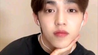 臭屁小狗。克拉:“我本以为欧巴长得帅才喜欢来着，结果看了演唱会，舞台表现力太好了”胜澈哩:“就说因为长得帅喜欢就行，说长得帅的话最喜欢了”