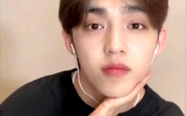 Chó con tự cao tự đại. Kla: "Ban đầu tôi cứ nghĩ thích anh vì anh đẹp trai thôi, ai ngờ xem concert 