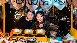 Late at night, I ran into two post-95 girls starting a street vending business—so full of energy!