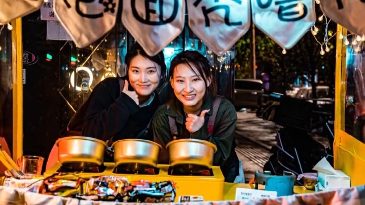 深夜遇到两位95后小姑娘摆摊创业，真能量满满！