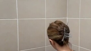 "Satu Detik di Shower, Tapi Tatapannya Bisa Bikin Lupa Segalanya 😮‍💨💧🔥"