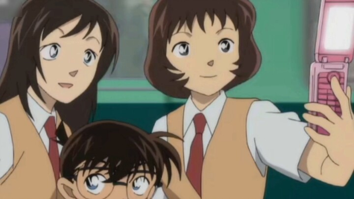 After becoming smaller, Conan is full of benefits. If Xiaolan finds out that he is Shinichi, he will