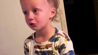 ظهرت شقوق في مؤخرة الطفل اللطيف